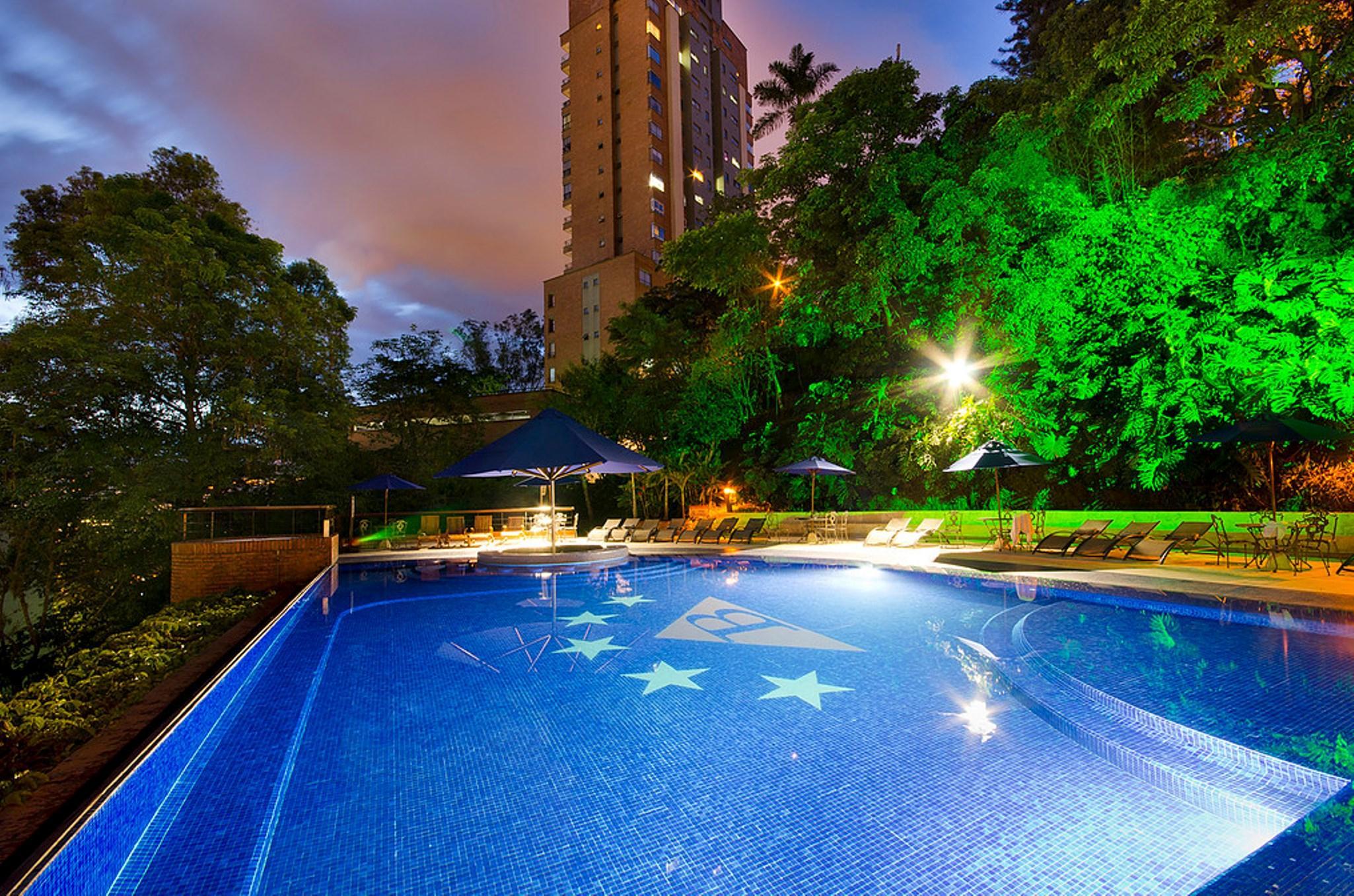 Hotel Dann Carlton Belfort Medellín Dış mekan fotoğraf Swimming pool