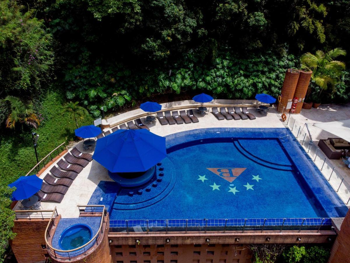 Hotel Dann Carlton Belfort Medellín Dış mekan fotoğraf The swimming pool at the hotel